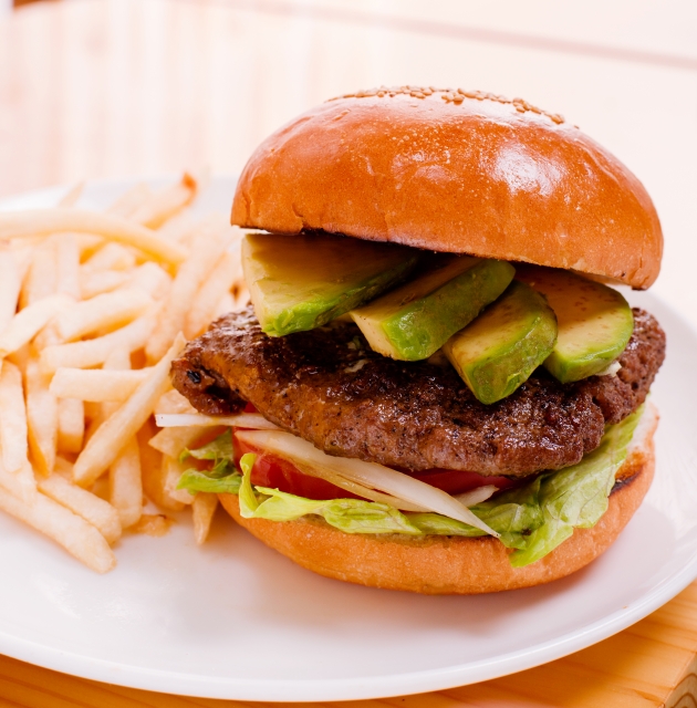ハンバーガーの中にスライスされたアボカドが４枚入っている