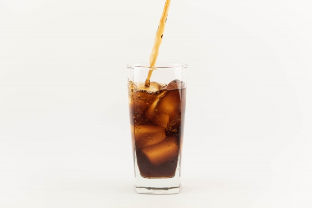 グラスにコーラが注がれている写真