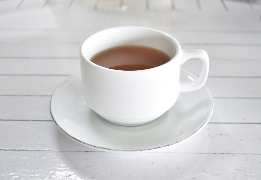 白いマグカップとソーサーに入ったホットの紅茶が１つ